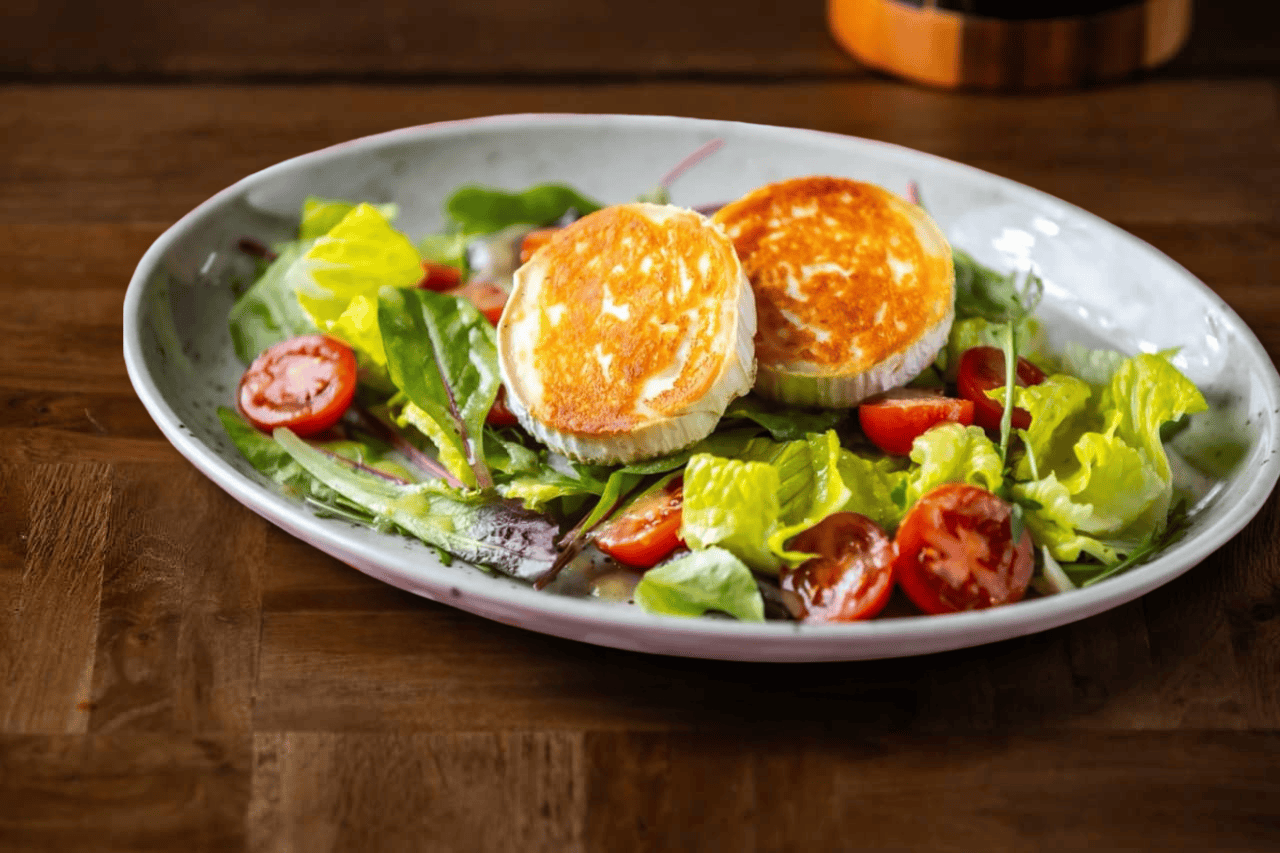 Grillezett kecskesajt zöldsalátával, körte vinaigrette-tel (V) – Arany Hordó Étterem, Budai Vár