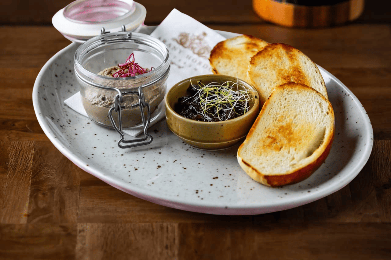 Libamájpástétom lila hagyma chutney-val, pirított kaláccsal – Arany Hordó Étterem, Budai Vár