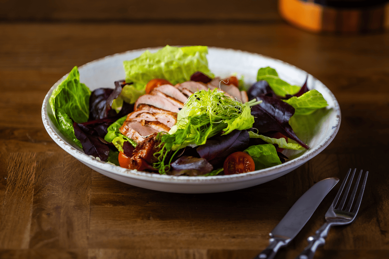 Grillezett kecskesajt zöldsalátával, körte vinaigrette-tel (V)
